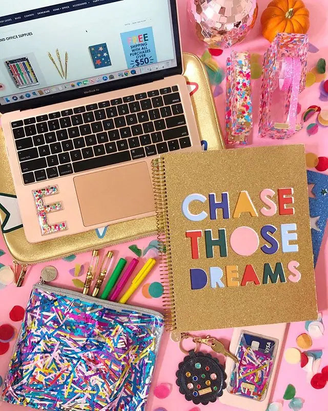 Konfetti Buchstaben Sticker dekorieren Laptop und Notizbuch – kreative DIY-Idee für Schule, Büro und Geschenkideen.