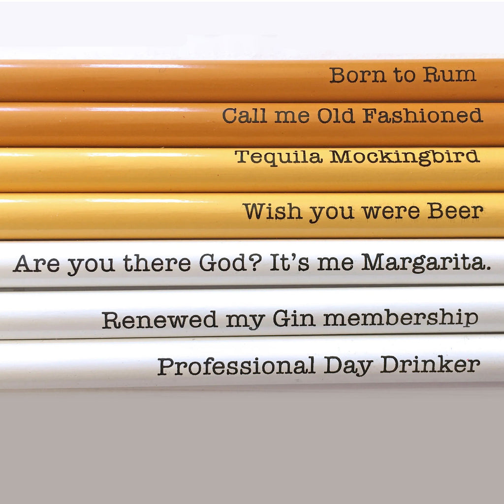 Snifty Pencil Set Nahaufnahme – gelb-weiße Bleistifte mit Drinksprüchen, perfekt für kreative Bastlerinnen