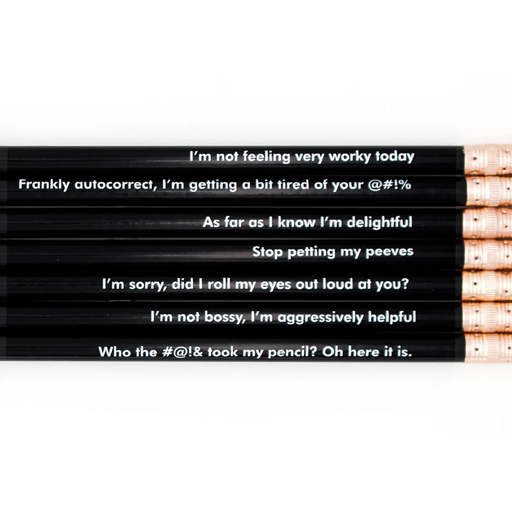 Nahaufnahme schwarzer Snifty Bleistifte mit weißen Sprüchen – #WORKLIFE Edition für Schreibtisch und DIY-Notizen