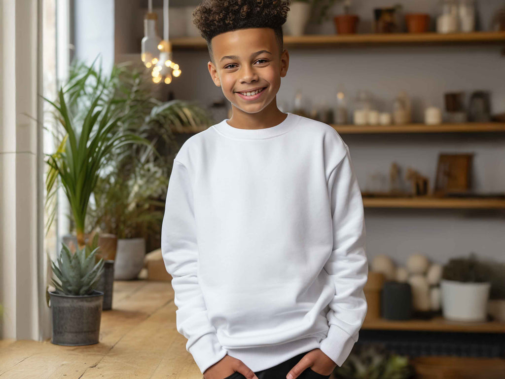 Kind trägt weißes Gildan 18000B Sweatshirt – weiches Material, lässiger Schnitt, perfekt für Alltag und kreative Designs.