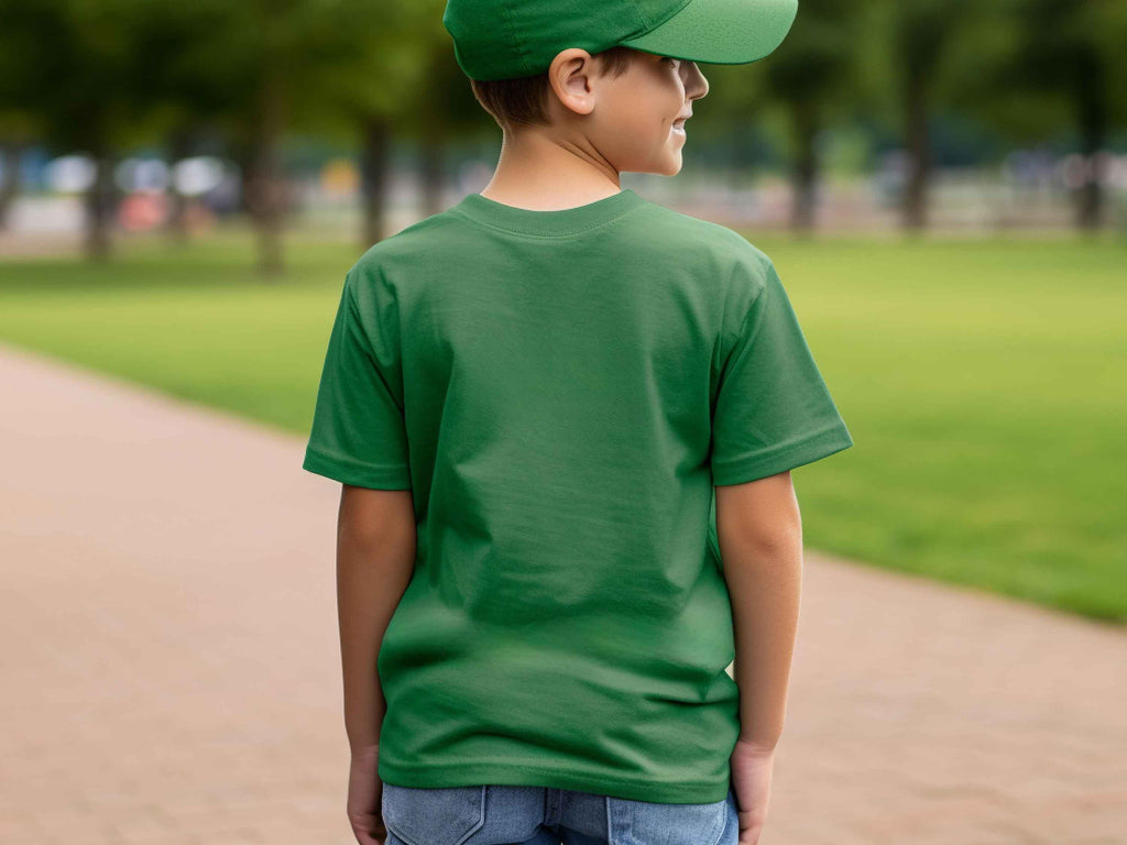 Junge trägt grünes Gildan Shirt, Rückseite – super für DIY-Projekte mit Folie