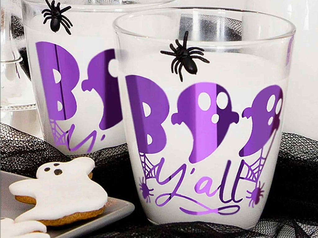 Moodbild mit TeckWrap Craft Vinylfolie in Mirror Chrome an Halloween-Gläsern verarbeitet, DIY-Idee mit glänzender Oberfläche.