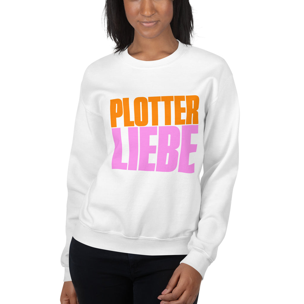 Frau trägt weißen Plotterliebe Sweater – gemütlicher Unisex-Pullover für DIY-Fans