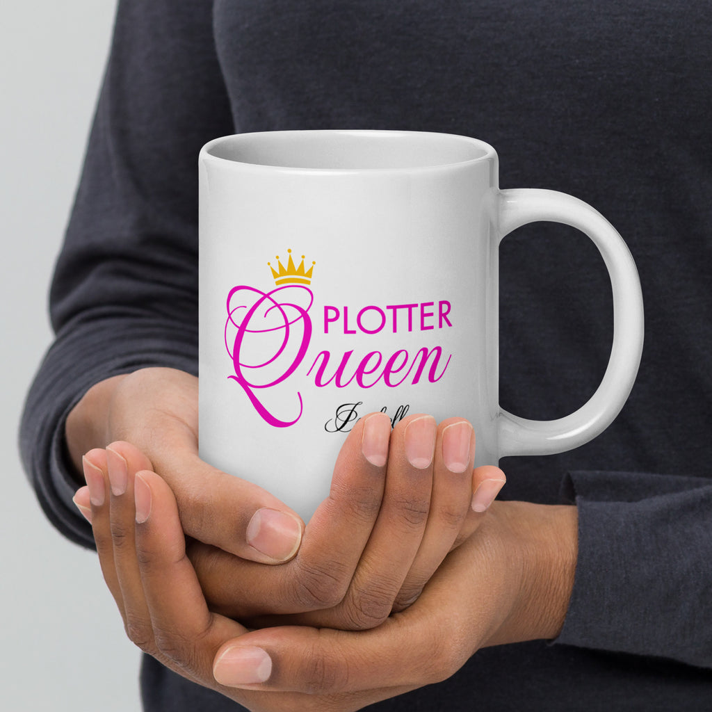 Zwei Hände halten Plotter Queen Tasse mit personalisiertem Namen – Geschenkidee für kreative Bastlerinnen