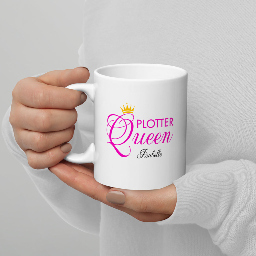 Detailaufnahme der weißen Plotter Queen Keramiktasse mit Namen – glänzender Becher für DIY-Queens und Plotterfans