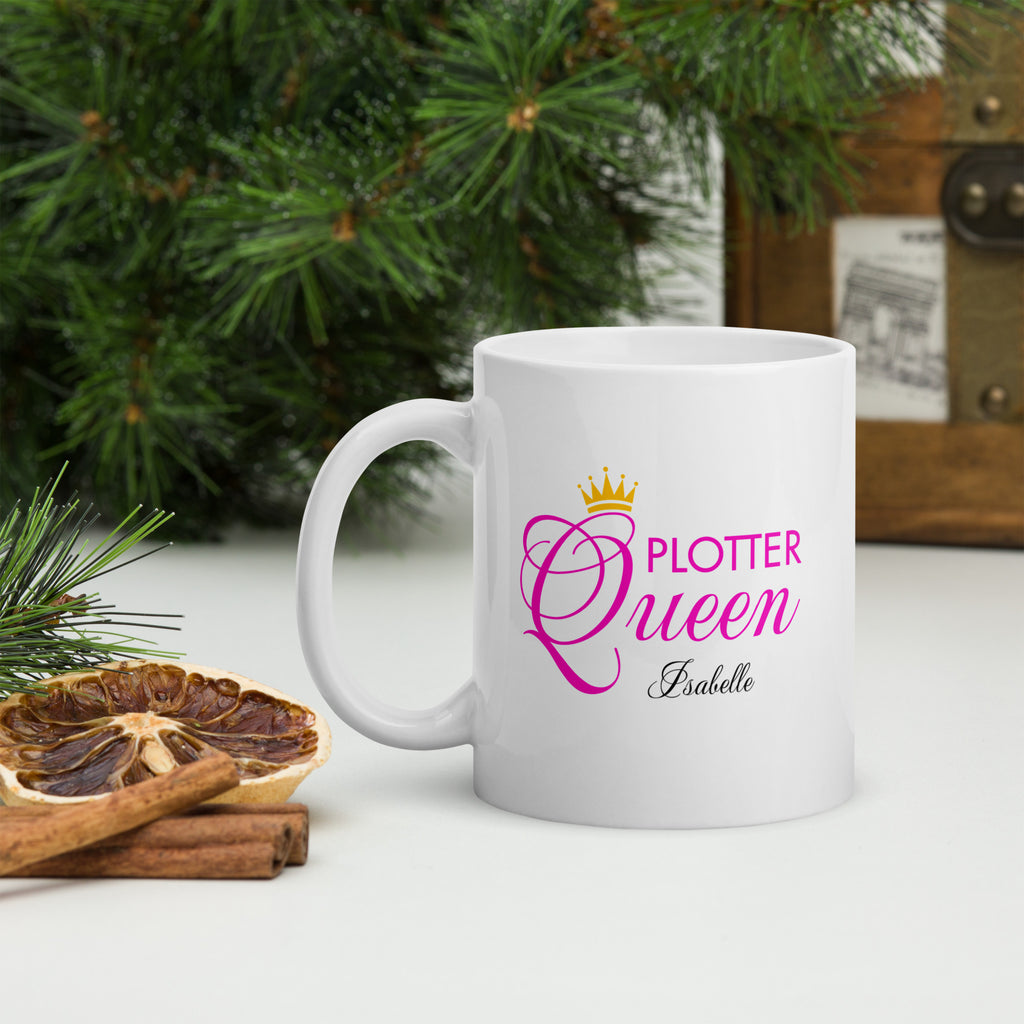 Plotter Queen Tasse vor Tannenzweigen und Deko – ideale Geschenkidee zu Weihnachten für Plotterfans und DIY-Queens
