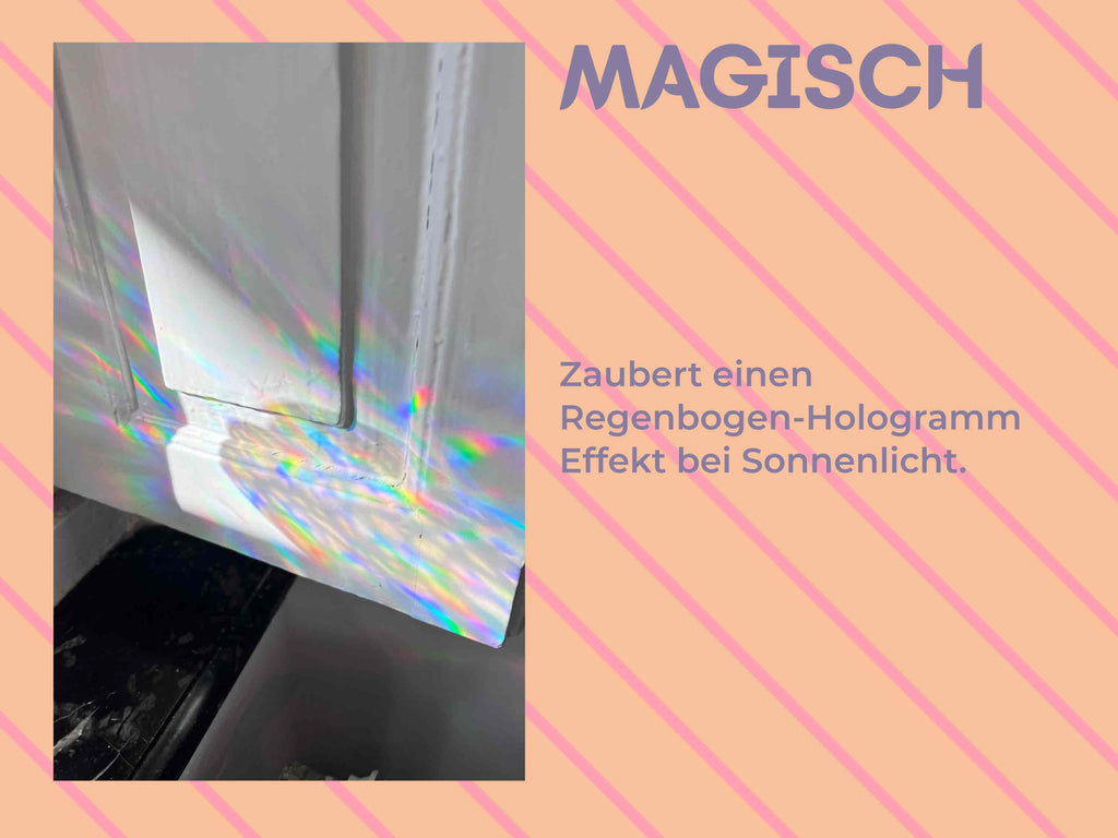 Regenbogen-Lichtspiel auf weißer Tür durch die TeckWrap Suncatcher-Folie – magische Fensterdeko ganz ohne Kleber