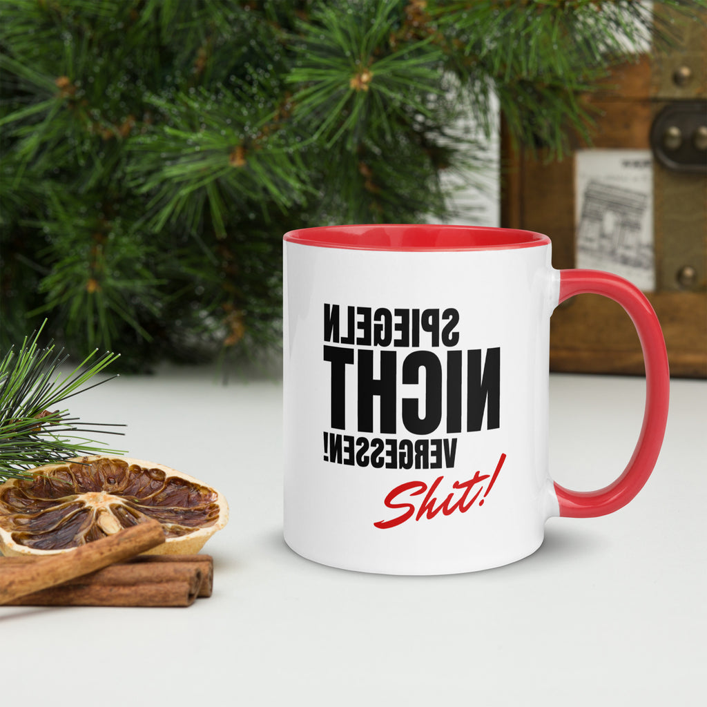 Rote Plotter-Tasse auf winterlichem Tisch mit Geschenkverpackung – perfektes Geschenk für kreative Bastler:innen