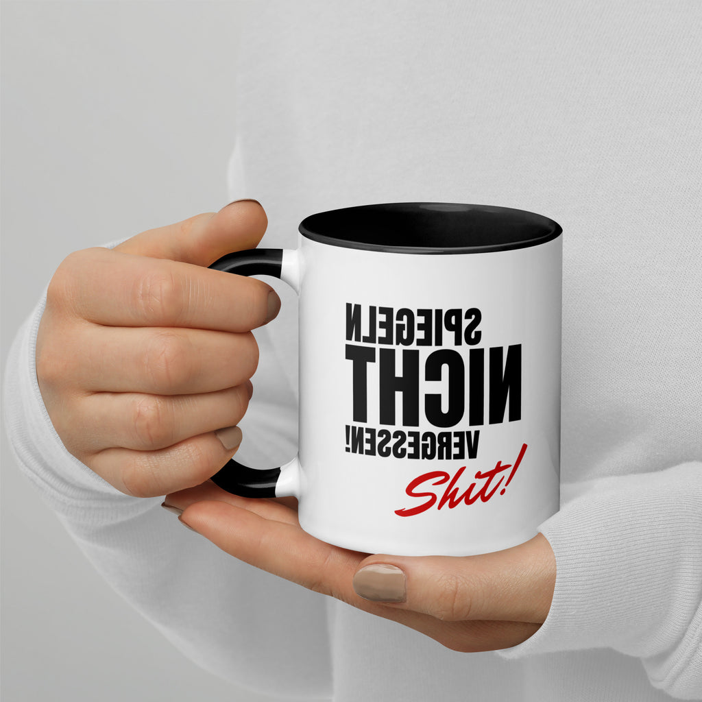 Person hält schwarze Plotter-Tasse mit dem Spruch „Spiegeln nicht vergessen! Shit.“ – witzige Geschenkidee für DIY-Fans