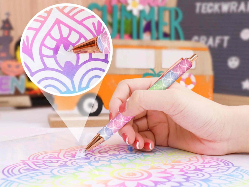Der Weeding Pen von TeckWrap Craft im Einsatz beim Entgittern von filigranen Mandala-Motiven – passt für Cricut & Co.