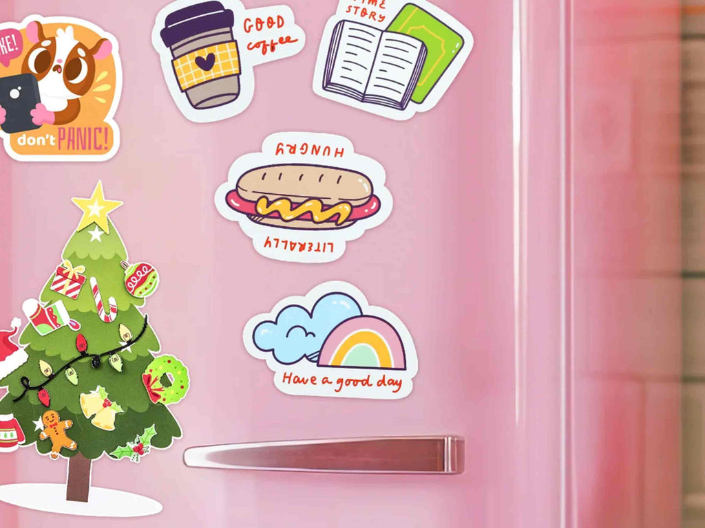 Bedruckbare Magnetfolie von TeckWrap Craft in A4, verwendet für kreative Sticker auf einem pinken Kühlschrank – ideal für DIY-Fotogeschenke und Notizen.