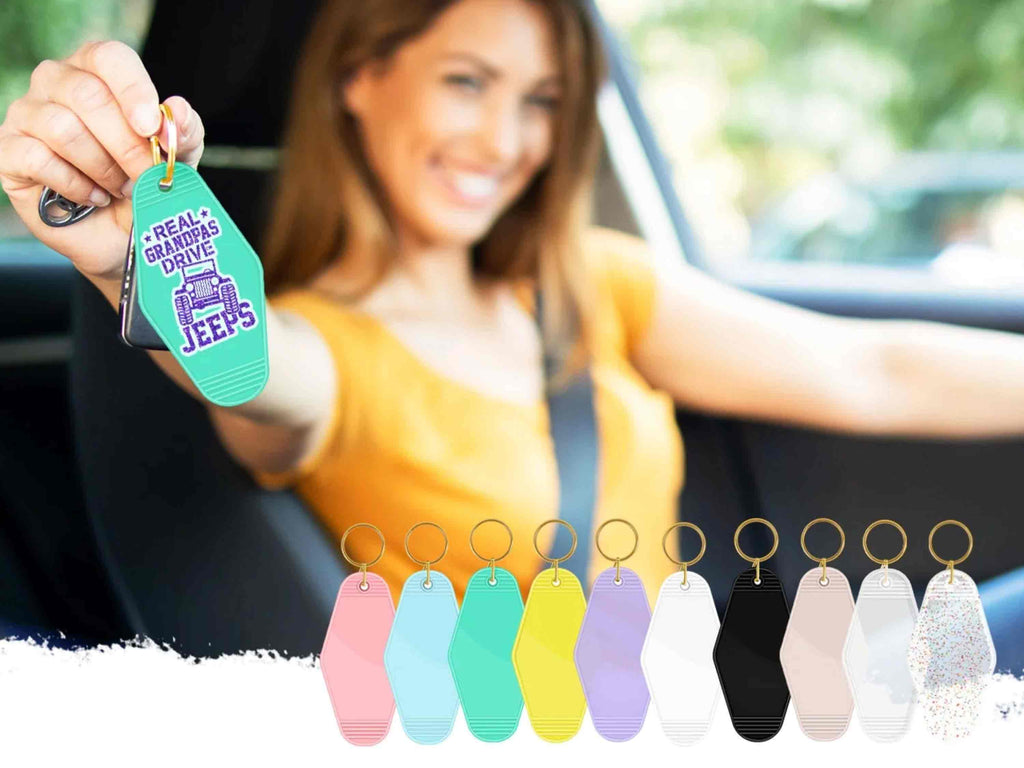 Frau hält DIY-Schlüsselanhänger im Motel-Stil mit Text „Real Grandpas Drive Jeeps“ – DIY-Idee mit Vinylfolie, ideal für Cricut und Silhouette Plotterfans