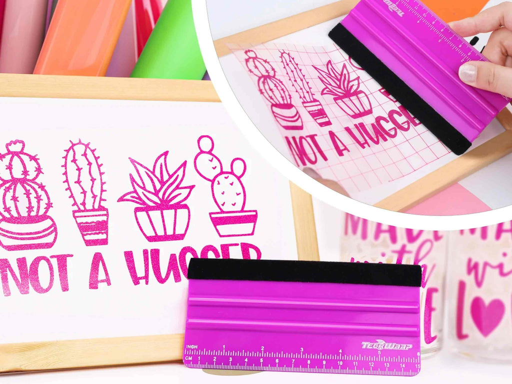 Anwendung der pinken Rakel beim Übertragen von Vinyl mit Transferfolie auf DIY-Projekt – kratzfrei und sauber.