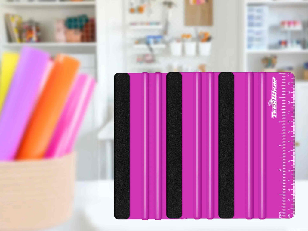 Pinke TeckWrap Craft Rakel mit Filzkante im Bastelzimmer – perfekt für Cricut, Vinylfolie und DIY-Projekte.