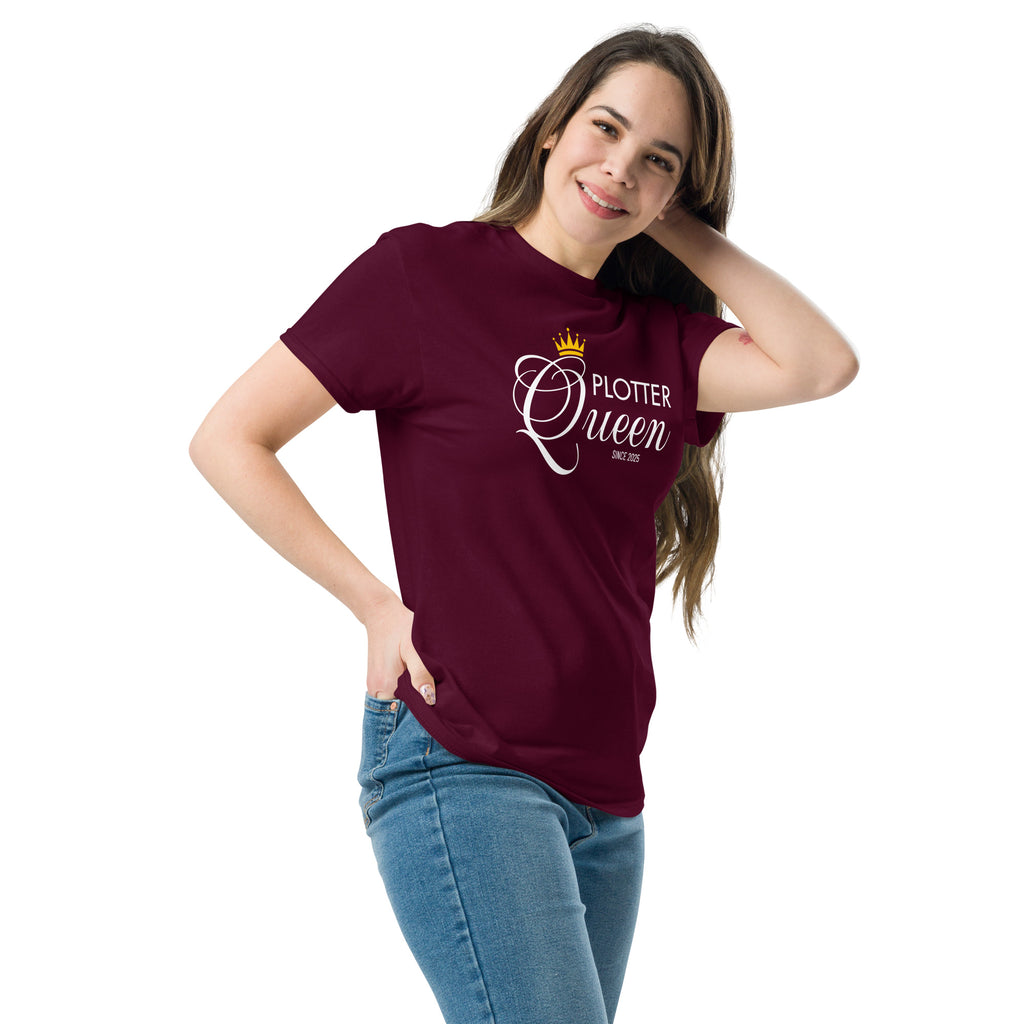 Model trägt Plotter Queen T-Shirt in Kastanienbraun – bequemes DIY Shirt für kreative Frauen