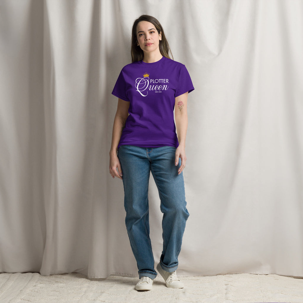 Model trägt Plotter Queen T-Shirt in Lila – lässiges Statement-Shirt für kreative Frauen mit Plotter
