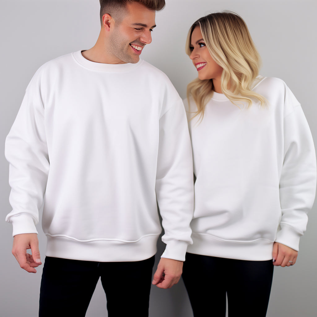 Models tragen weißen Gildan 18000 Sweater – locker geschnitten, ideal zum Beplotten